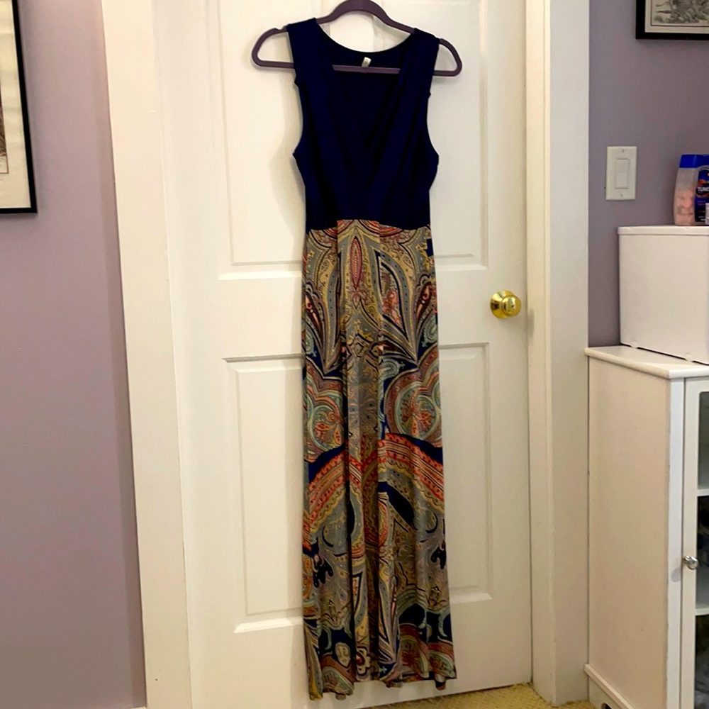 Gilli maxi dress. V-neck w paisley pattern. EUC